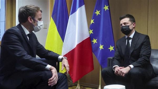 زيلينسكي يطلع نظيره الفرنسي على عملية التفاوض مع روسيا