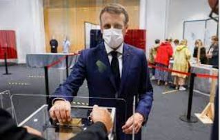 ماكرون يدلي بصوته في الجولة الأولى لانتخابات الرئاسة الفرنسية