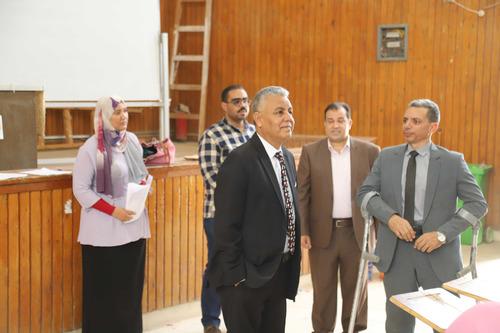 رئيس جامعة جنوب الوادى يتفقد امتحانات الميد ترم بكلية العلوم بقنا