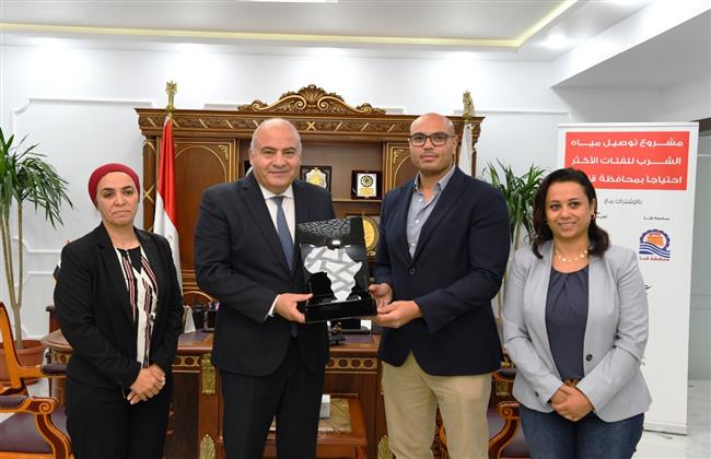 الداودي يستقبل وفد مبادرة توصيل مياه الشرب للأسر الأولى بالرعاية بقرى قنا