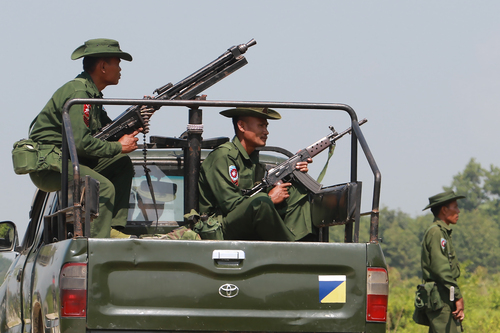 جيش ميانمار يشن ضربات جوية على معارضي الانقلاب قرب الحدود التايلاندية