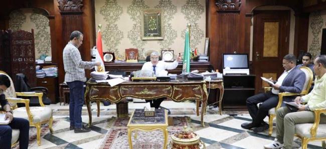 محافظ المنيا يناقش تنفيذ مشروعات «حياة كريمة» بقطاعي الصحة ومياه الشرب 