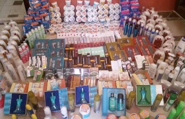 ضبط سلع غذائية ومستحضرات تجميل مجهولة المصدر بالإسكندرية