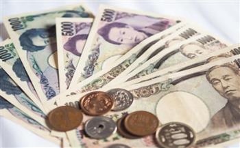   الين الياباني يتراجع أمام الدولار الأمريكي