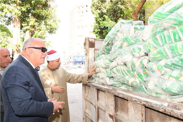 محافظ قنا يشهد استلام 30 ألف شنطة مواد غذائية من الأوقاف للأسر الأولى بالرعاية