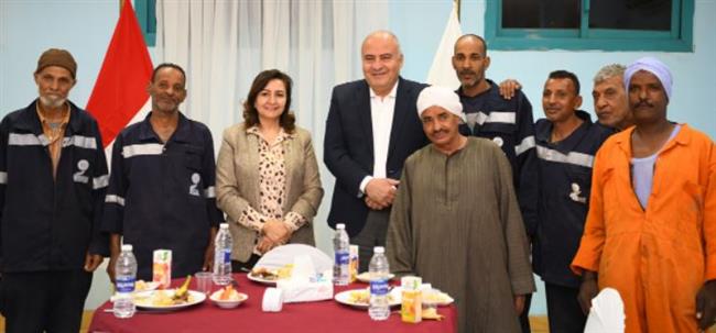 محافظ قنا يشارك 100 عامل نظافة فطار رمضان 