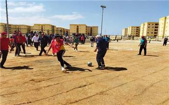 محافظ بورسعيد يشارك الشباب مباراة كرة قدم بمدينة سلام مصر