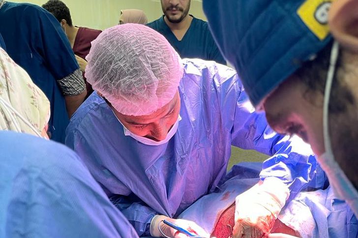 مستشفي سوهاج الجامعي  تجري عمليه جراحية لحالة نادرة لطفله من دولة اليمن الشقيقة