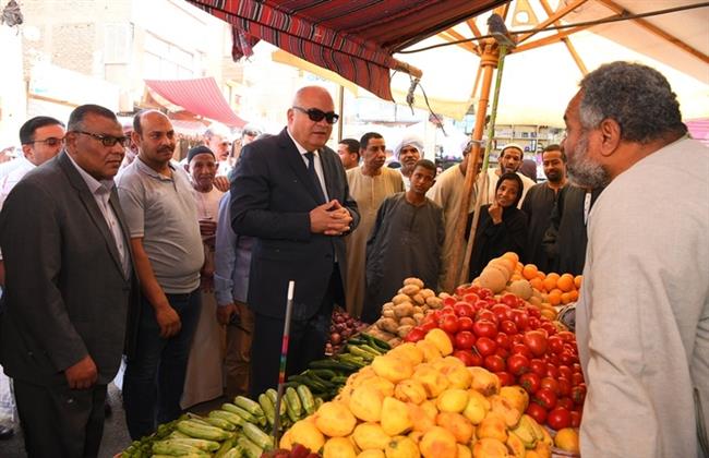 محافظ قنا يفاجئ أسواق قوص لضبط حركة البيع والشراء