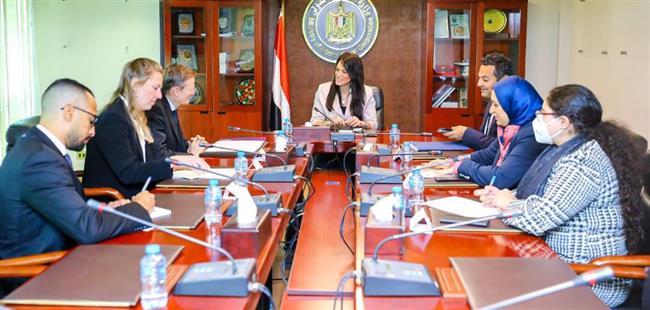 وزيرة التعاون الدولي تلتقي نائب رئيس البنك الآسيوي للاستثمار في البنية التحتية