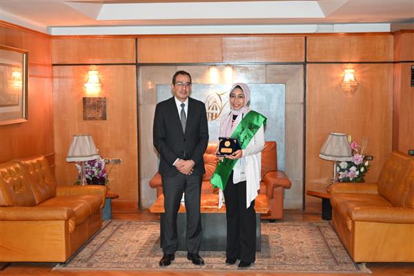 رئيس جامعة الفيوم يكرم الطالبة رضوى ممدوح الفائزة بمسابقة الابتكارات العلمية