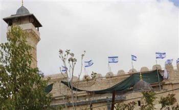   الاحتلال يرفع الأعلام الإسرائيلية على الحرم الإبراهيمي 