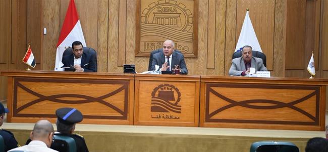 محافظ قنا يلتقى شباب مشروع سيارات الطعام المتنقلة لتذليل مشكلاتهم 