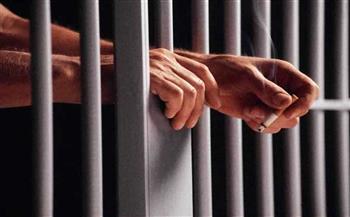 حبس 21 عاطلاً بتهمة حيازة مواد مخدرة وأسلحة نارية بالقليوبية