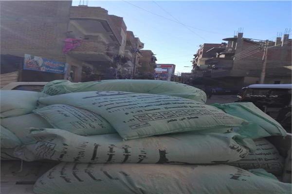 ضبط طن دقيق مدعم وسلع غير صالحة في حملة تموينية بالإسماعيلية