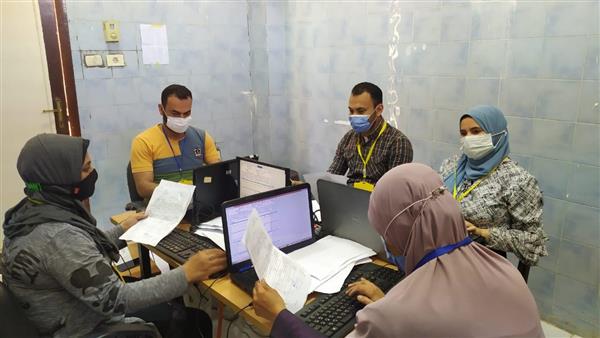 حياة كريمة.. الكشف وتوفير العلاج لـ1400 مواطن فى قافلة بالعجرة ببنى سويف
