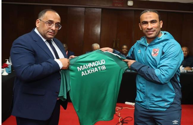 الرجاء المغربي يهدي الأهلي درع وقميص الفريق ويشيد بحفاوة الاستقبال