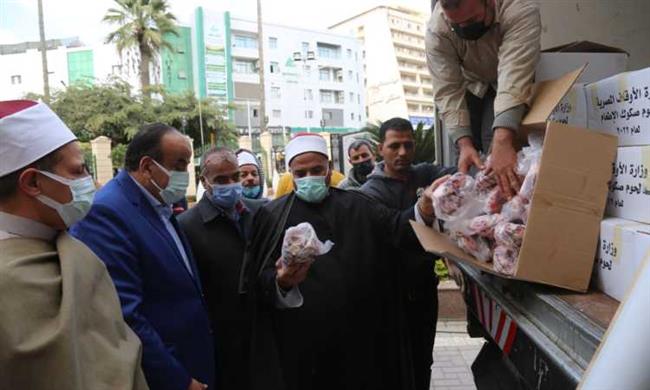 الأوقاف توزع 18 طن لحوم من صكوك الإطعام فى هذه محافظات.. اليوم