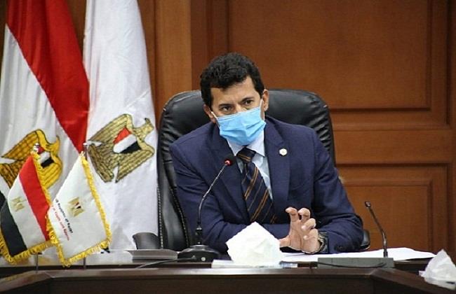 وزير الرياضة يطمئن على حكم مباراة فريقى مركز شباب الفهميين ووراق العرب 