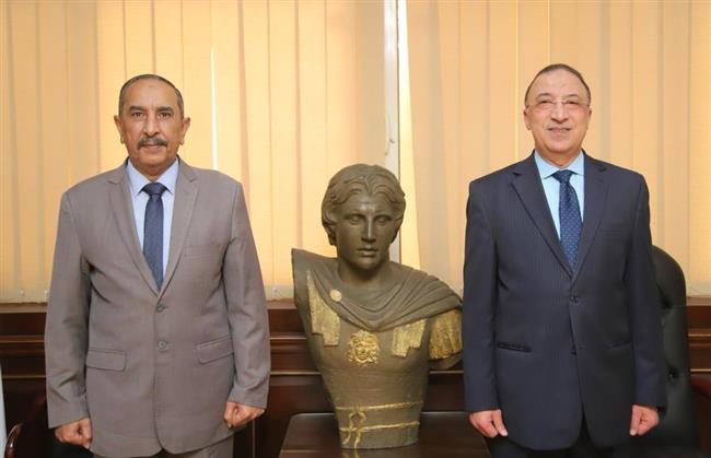 الشريف يكرم سكرتير عام محافظة الإسكندرية السابق.. ويثمن جهده المبذول خلال فتره عمله