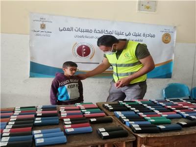 الكشف على ٦٥٦ من مرضى العيون ضمن مبادرة «عينيك فى عنينا» بكفر الدوار