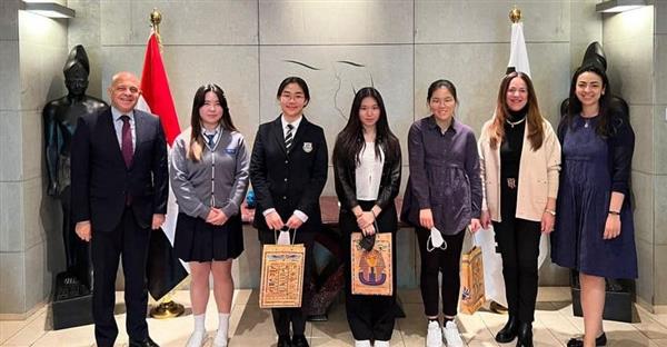 السفير المصرى فى سول يستقبل عددًا من طلبة المدارس الثانوية الكورية