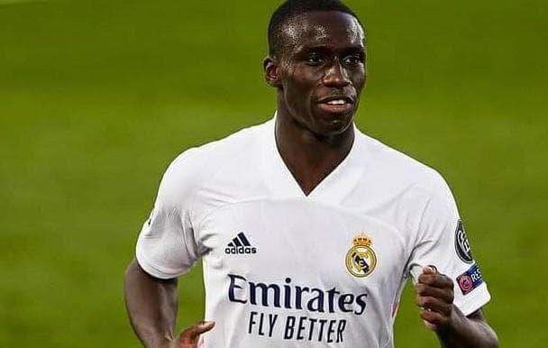 وكيل «فيرلاند ميندى»: الأجواء مستقرة مع ريال مدريد ولا نية للرحيل