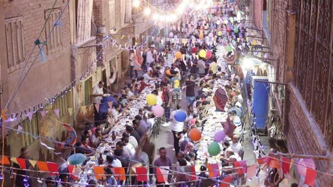 أهالي المطرية حديث العالم بعد تنظيم أكبر مائدة إفطار في مصر.. فيديو