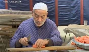   عم جميل قبطي يعد موائد الرحمن منذ 44 عاماً.. فيديو