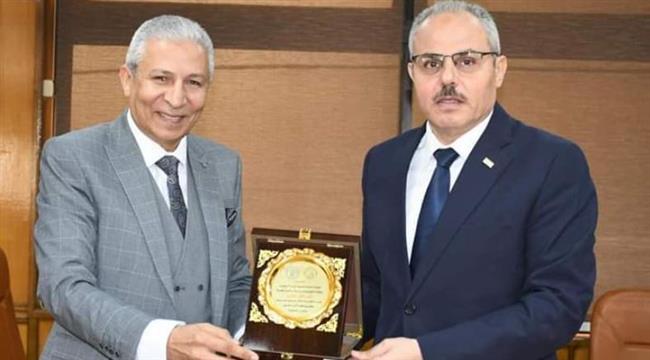 رئيس جامعة القناة يتسلم درع جهاز حماية وتنمية البحيرات والثروه السمكية