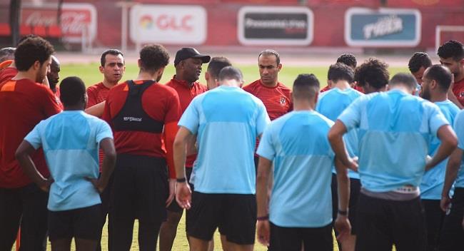 موسيماني يطالب لاعبي الأهلي بحسم التأهل أمام الرجاء في المغرب