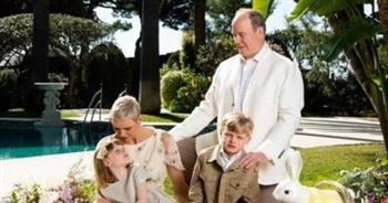   الأمير ألبرت والأميرة تشارلين يشاركان صورة عيد الفصح مع أطفالهما