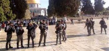   الاحتلال يُحاصر المصلين والمعتكفين بالمسجد الأقصى
