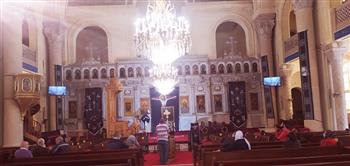   الستائر السوداء وصور «المسيح المكلل بالشوك» تكسو كنائس الإسكندرية في أسبوع الآلام 