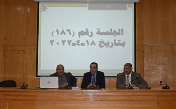 رئيس جامعة الفيوم يشهد مجلس شئون التعليم والطلاب بجلستة رقم «186»