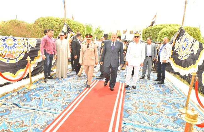 محافظ أسيوط يضع إكليل الزهور على النصب التذكاري لشهداء قرية بني عديات فى العيد القومى