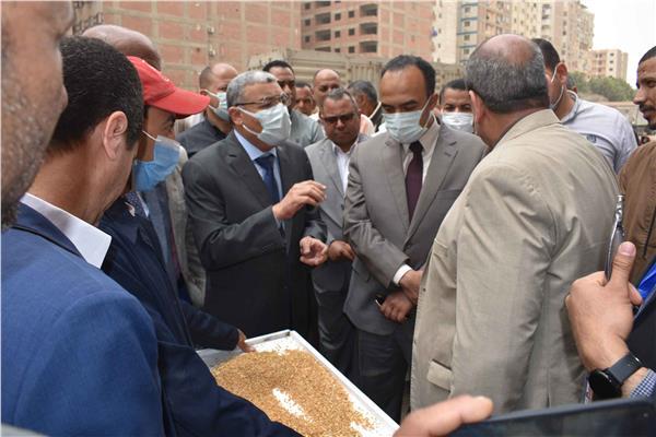 محافظ المنيا: فتح 44 موقعا لاستقبال القمح وحظر النقل خارج المحافظة