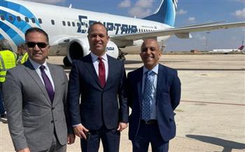   قنصل مصر في بنغازي يستقبل أول رحلة لشركة مصر للطيران