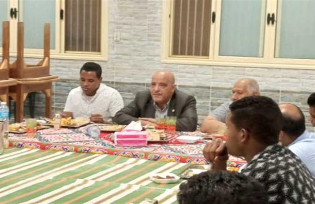 رئيس جامعة أسوان: يزور طلاب مدينة أبوالريش ويشاركهم إفطار شهر رمضان المبارك  
