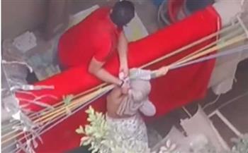 إنقاذ سيدة سقطت من البلكونة وتعلقت بحبال الغسيل.. صور