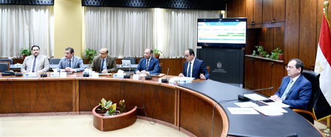 وزير البترول: تحويل 440 ألف سيارة للعمل بالغاز الطبيعي 