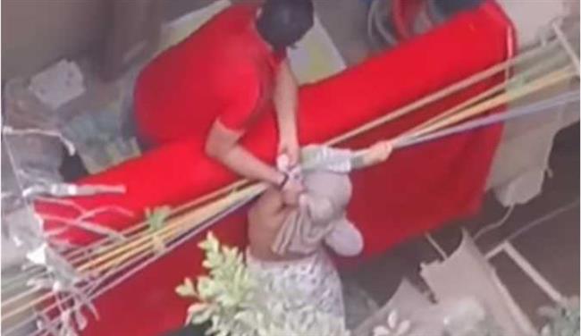 شاهد لحظة إلقاء أب ابنته من «البلكونة».. فيديو على السوشيال ميديا