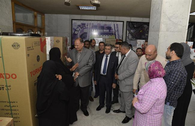 محافظ أسيوط ومجموعة العربى يوزعان أجهزة كهربائية على 15 فتاة من المقبلات على الزواج 