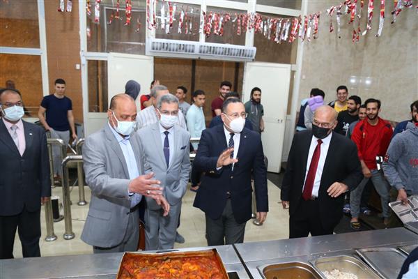 رئيس جامعة الإسكندرية يشارك طلاب المدينة الجامعية إفطار رمضان