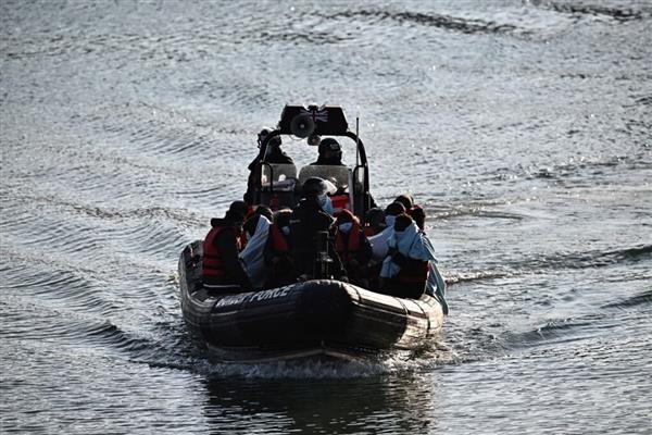 العثور على طالبي لجوء سوريين على متن قارب بالقرب من أثينا