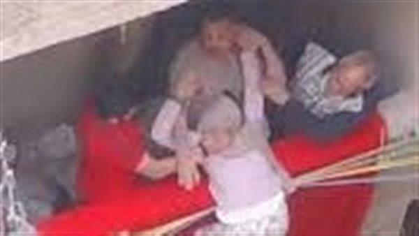 حقيقة  محاولة أحد الأشخاص إلقاء نجلته من شرفة أحد العقارات