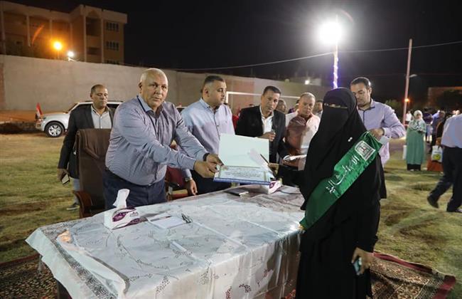محافظ الوادي الجديد يكرم الأمهات المثاليات بمركزي الداخلة وبلاط 