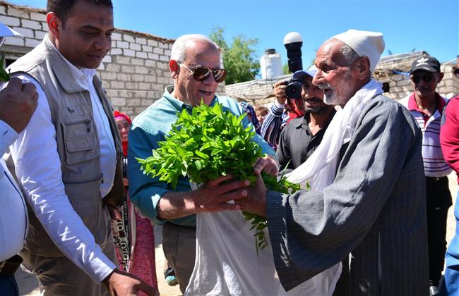محافظ بورسعيد يشيد بمزارعى منطقة سهل الطينية بعد زيادة إنتاجية الفدان لـ16 طنا