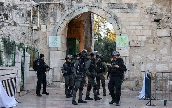 إصابة عشرات الفلسطينيين خلال اقتحام شرطة الاحتلال الإسرائيلي للحرم القدسي