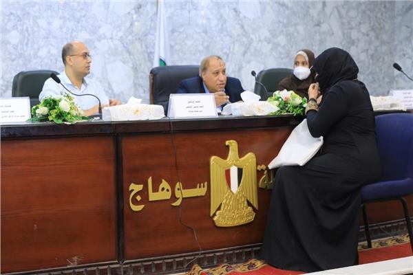 محافظ سوهاج يلتقي 160 مواطنا لبحث مطالبهم